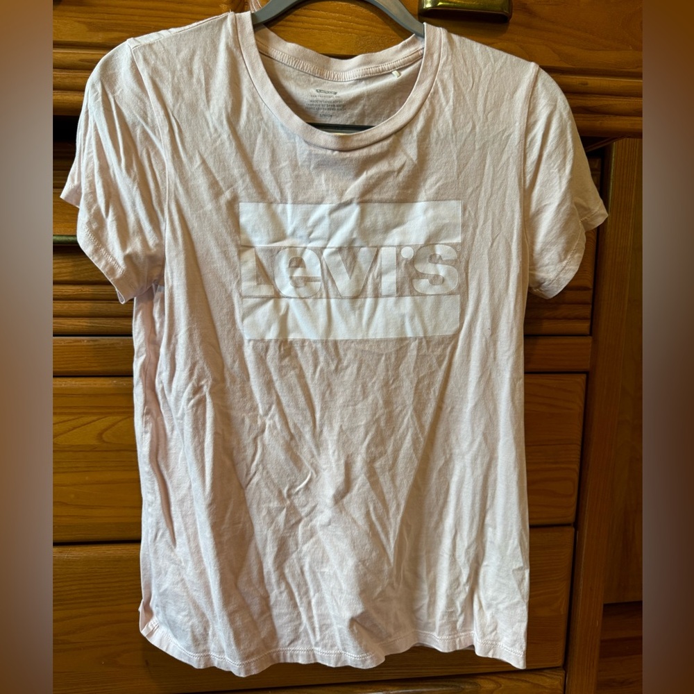 Levis light pale pink tshirt